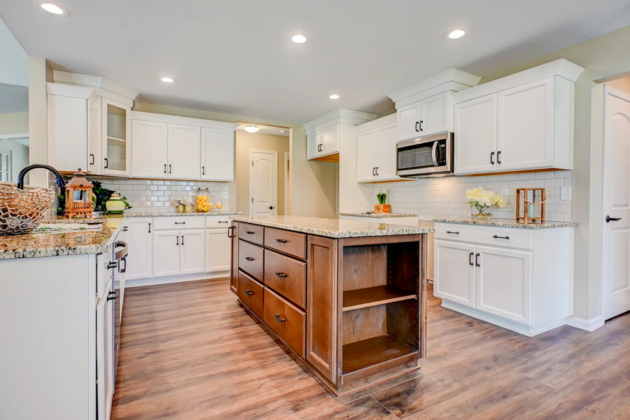 Discovery X - Interior Photo 4