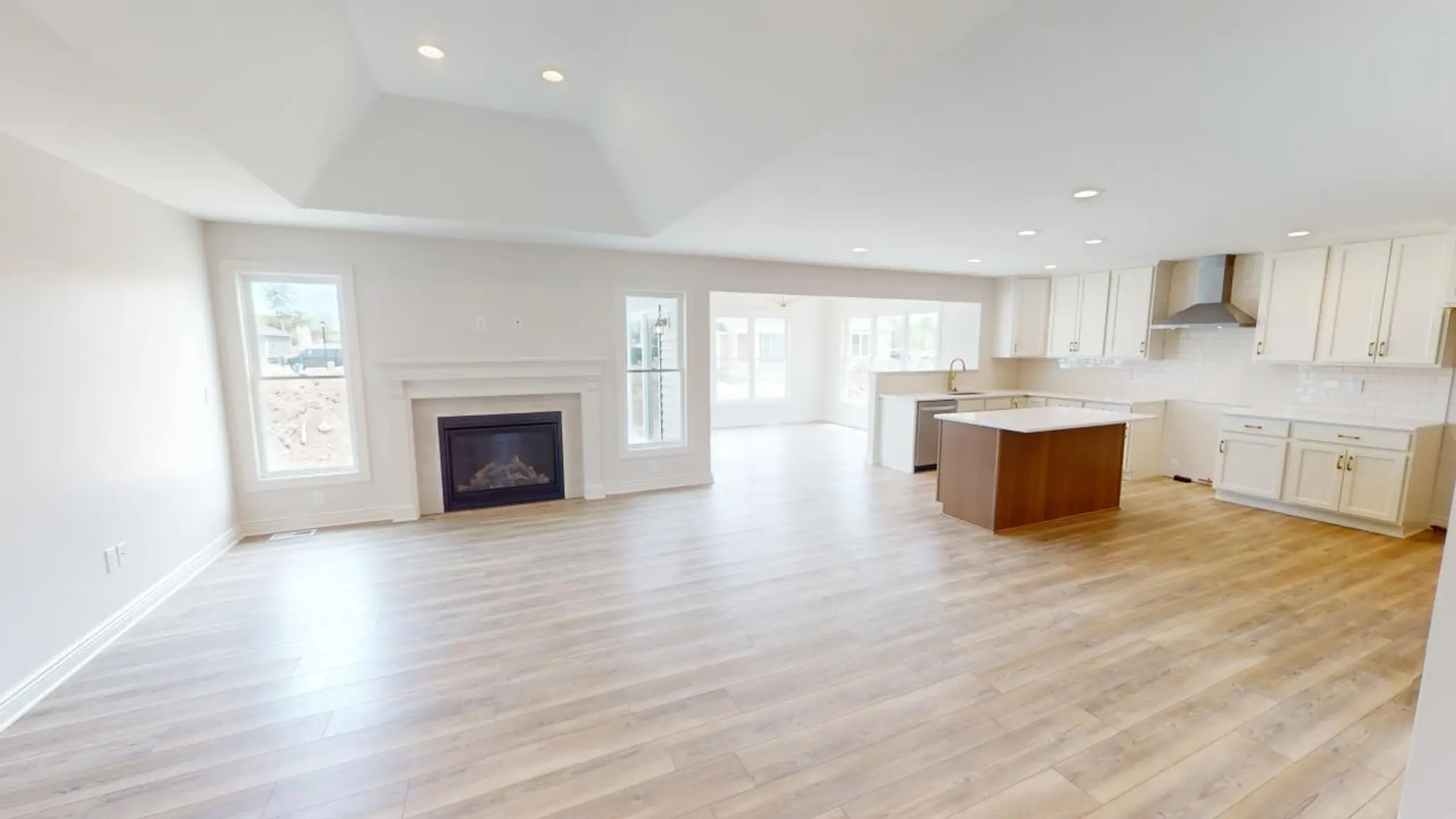 Discovery II - Interior Photo 16