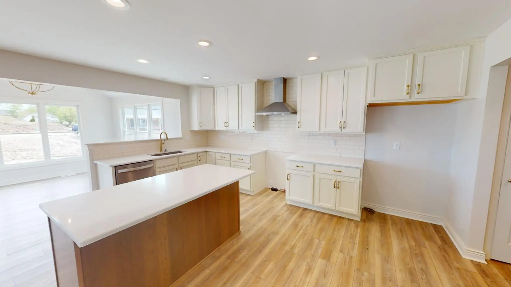 Discovery II - Interior Photo 15