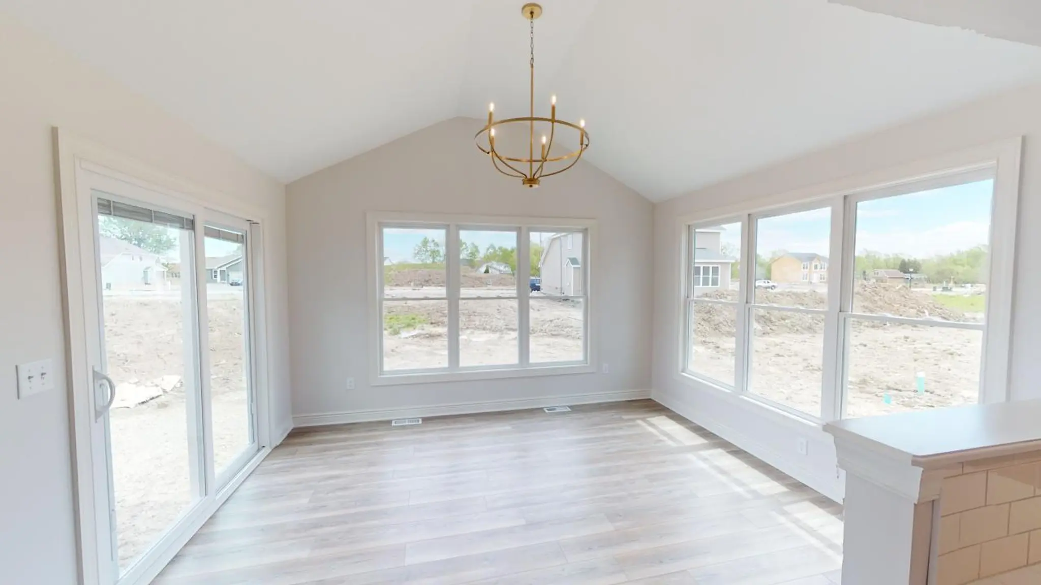 Discovery II - Interior Photo 14