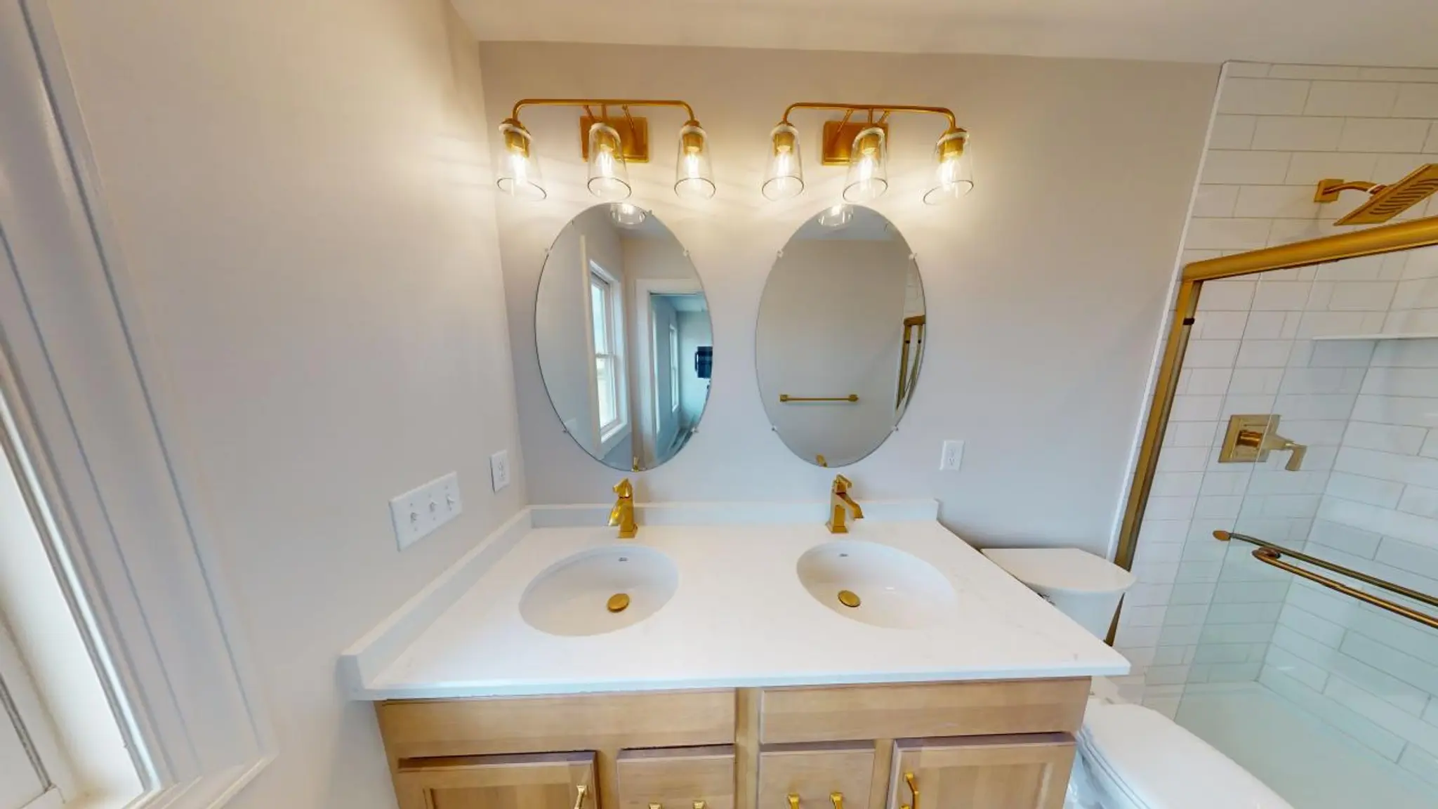 Discovery II - Interior Photo 13