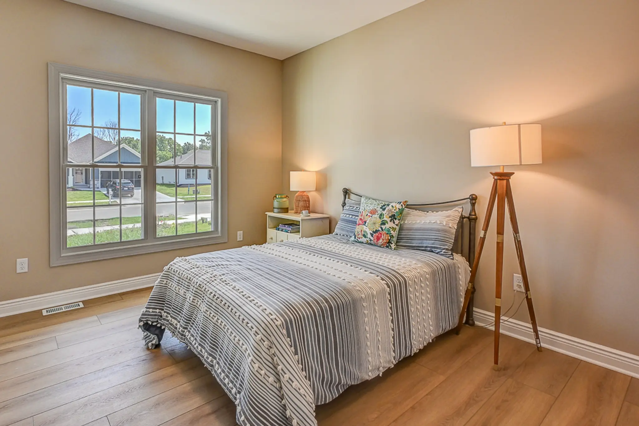 Discovery II - Interior Photo 11