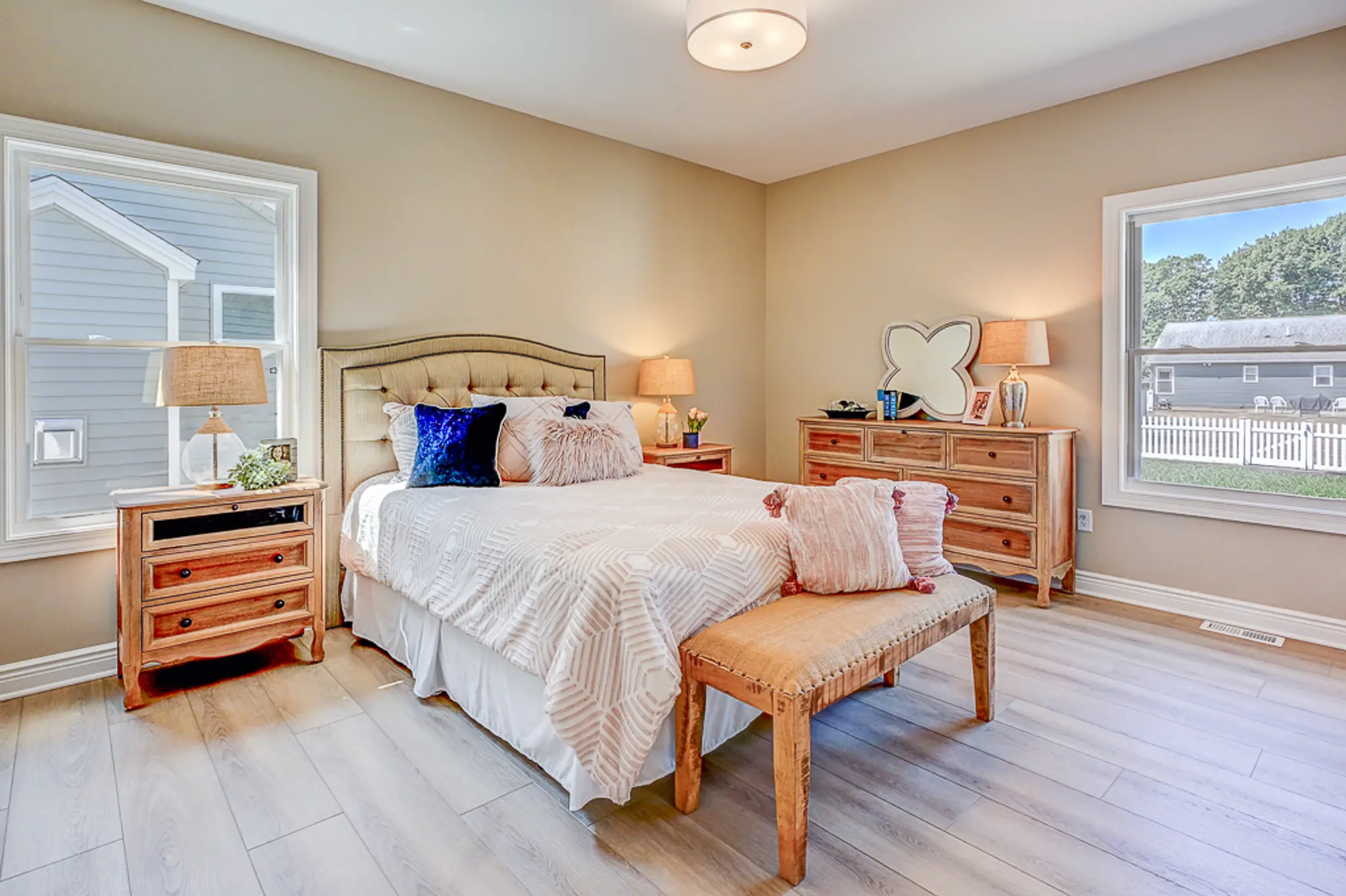 Discovery II - Interior Photo 10