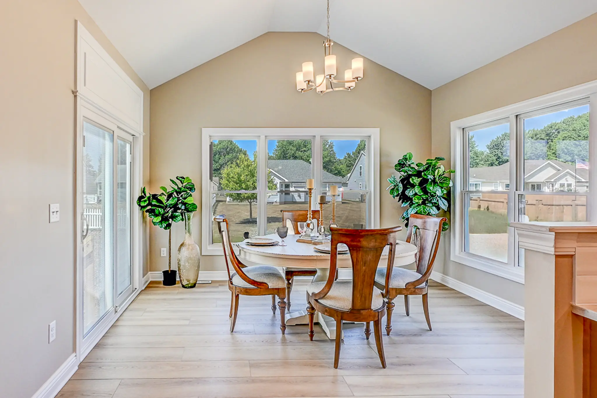 Discovery II - Interior Photo 6