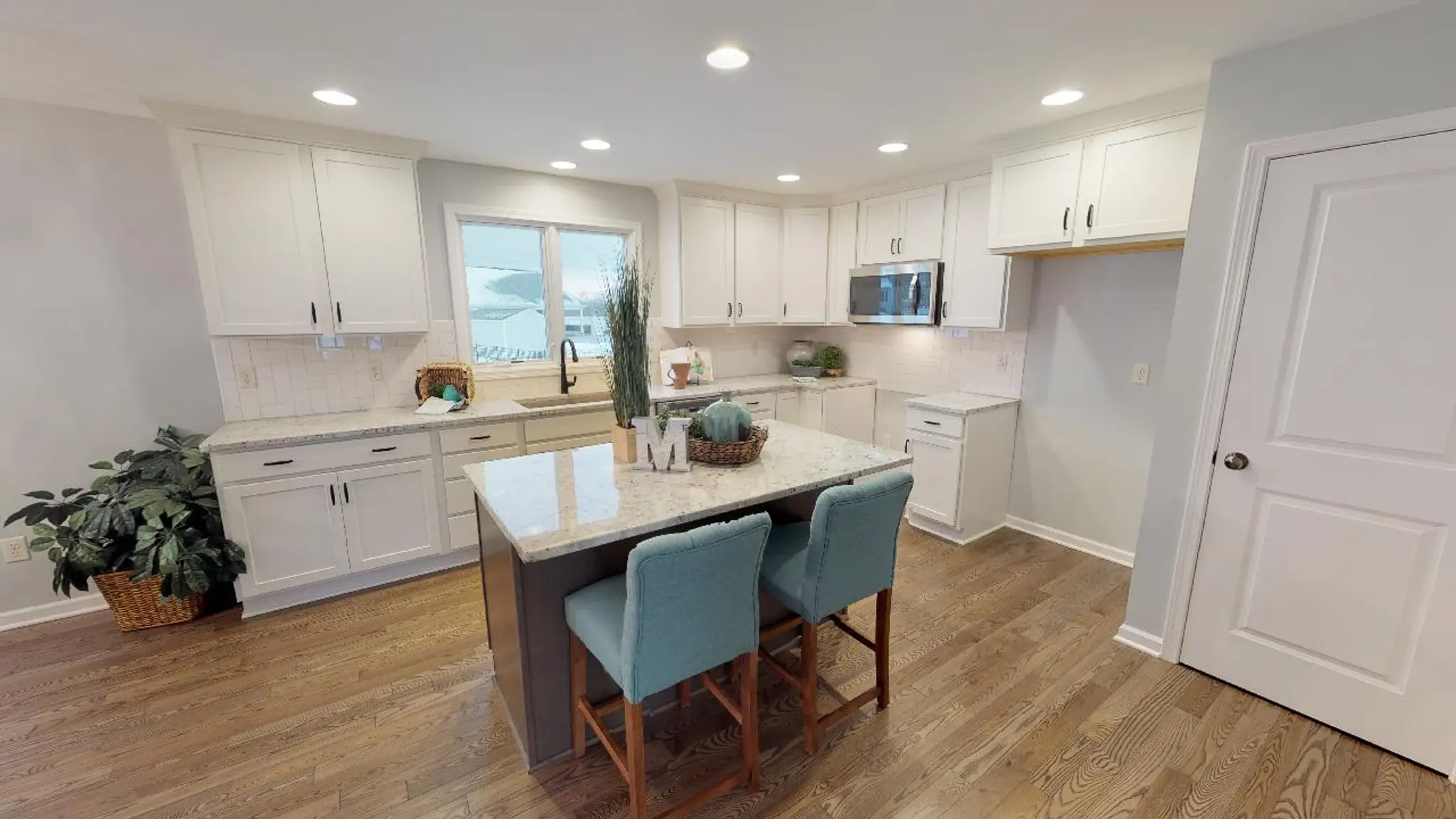 Advantage IX - Interior Photo 2