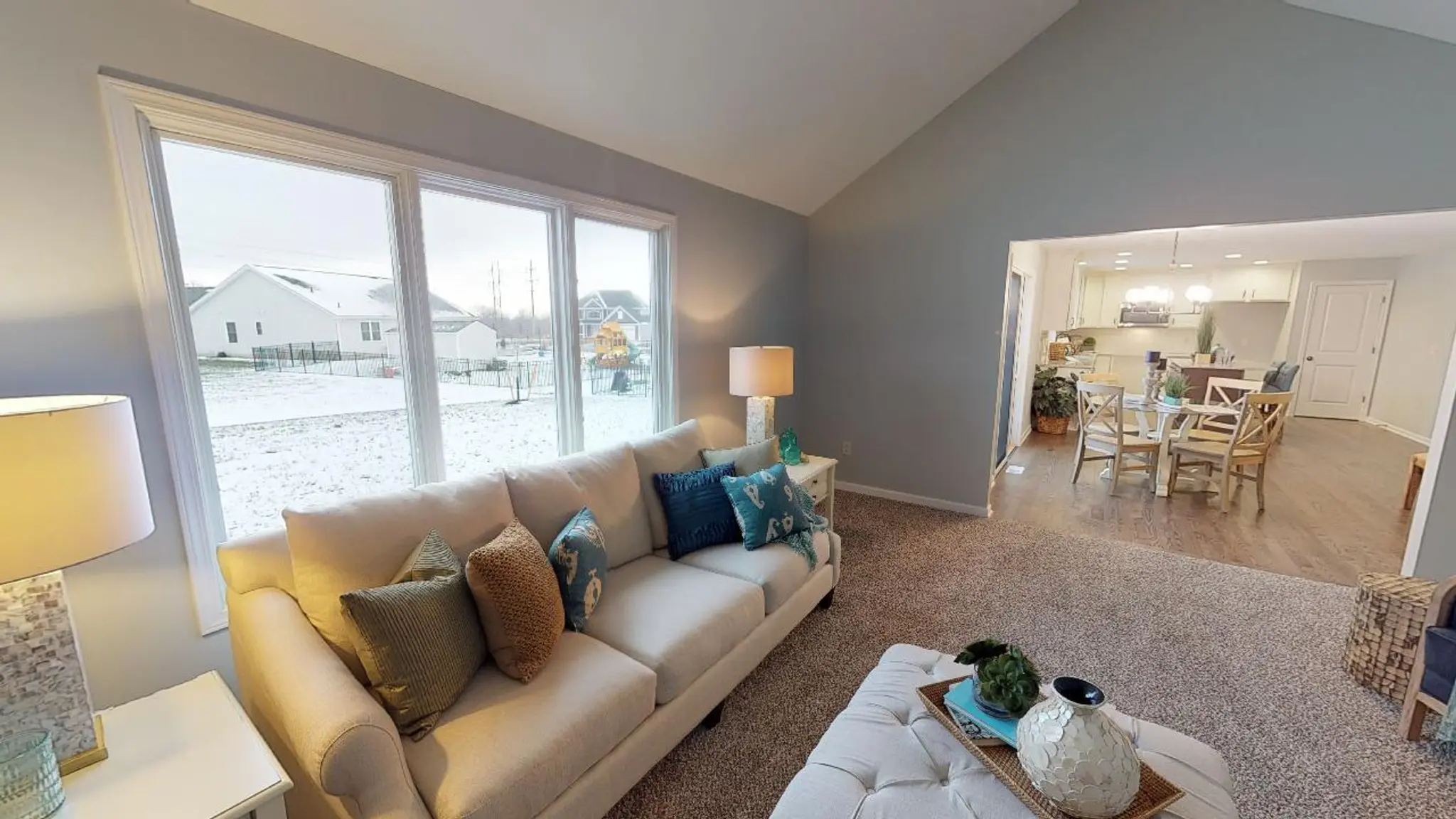 Advantage IX - Interior Photo 5