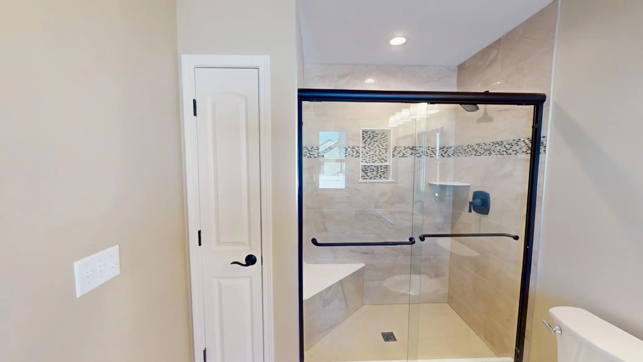 Discovery X - Interior Photo 13