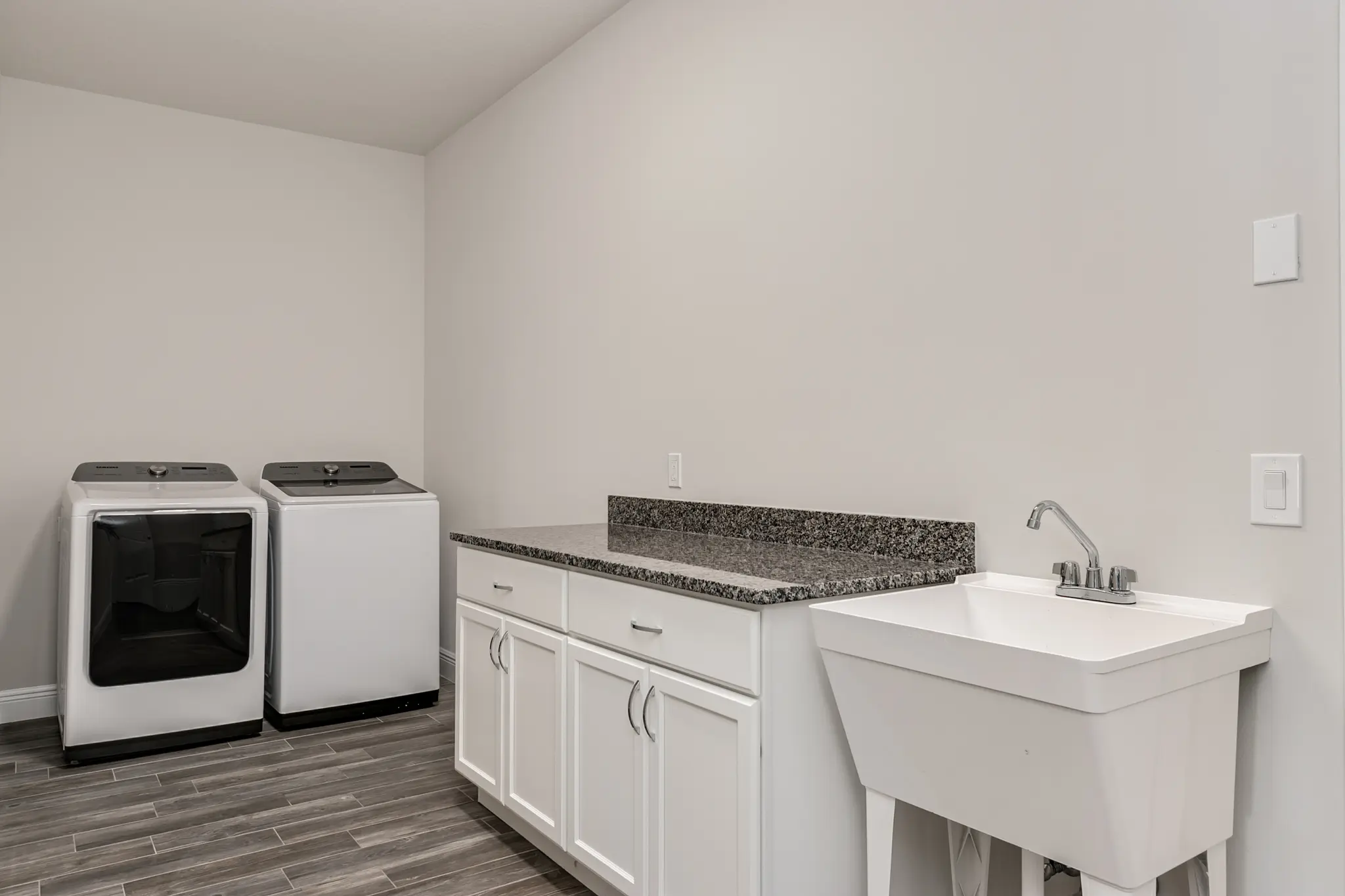 Lorraine - Interior Photo 10