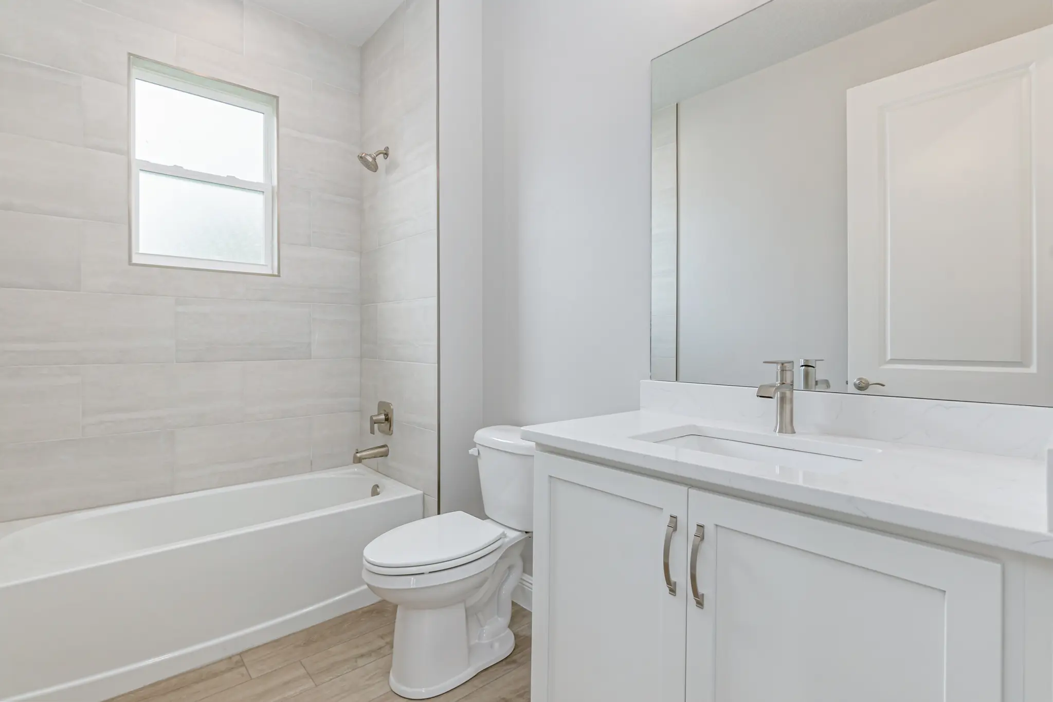 Lorraine - Interior Photo 19