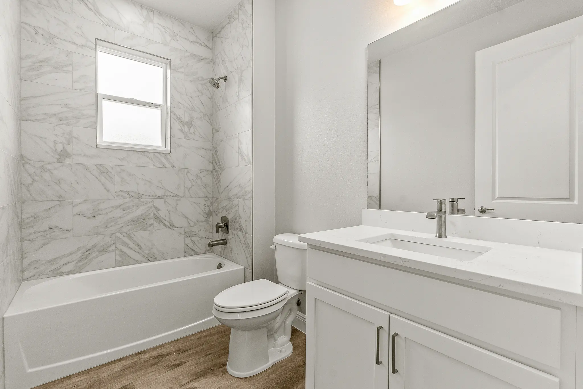 Lorraine - Interior Photo 18