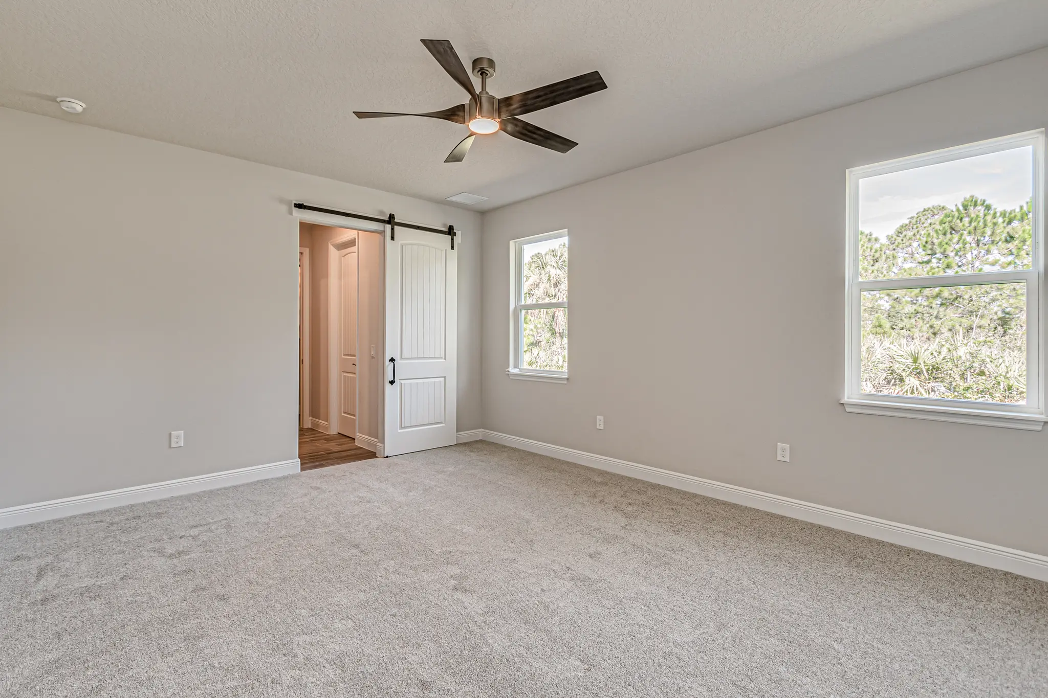 Lorraine - Interior Photo 17