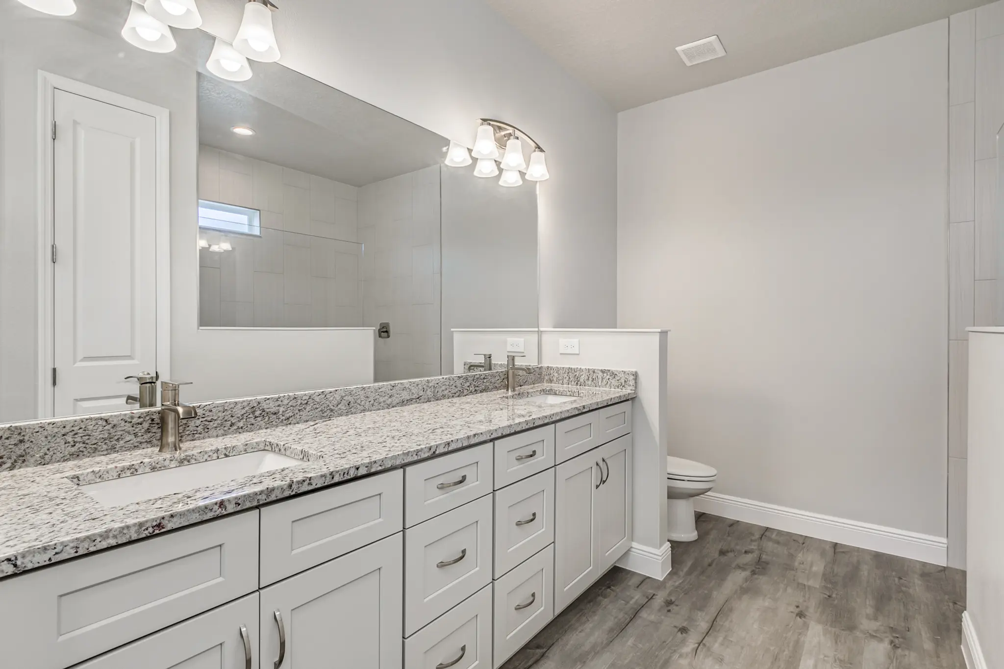 Batavia Three Car - Interior Photo 7