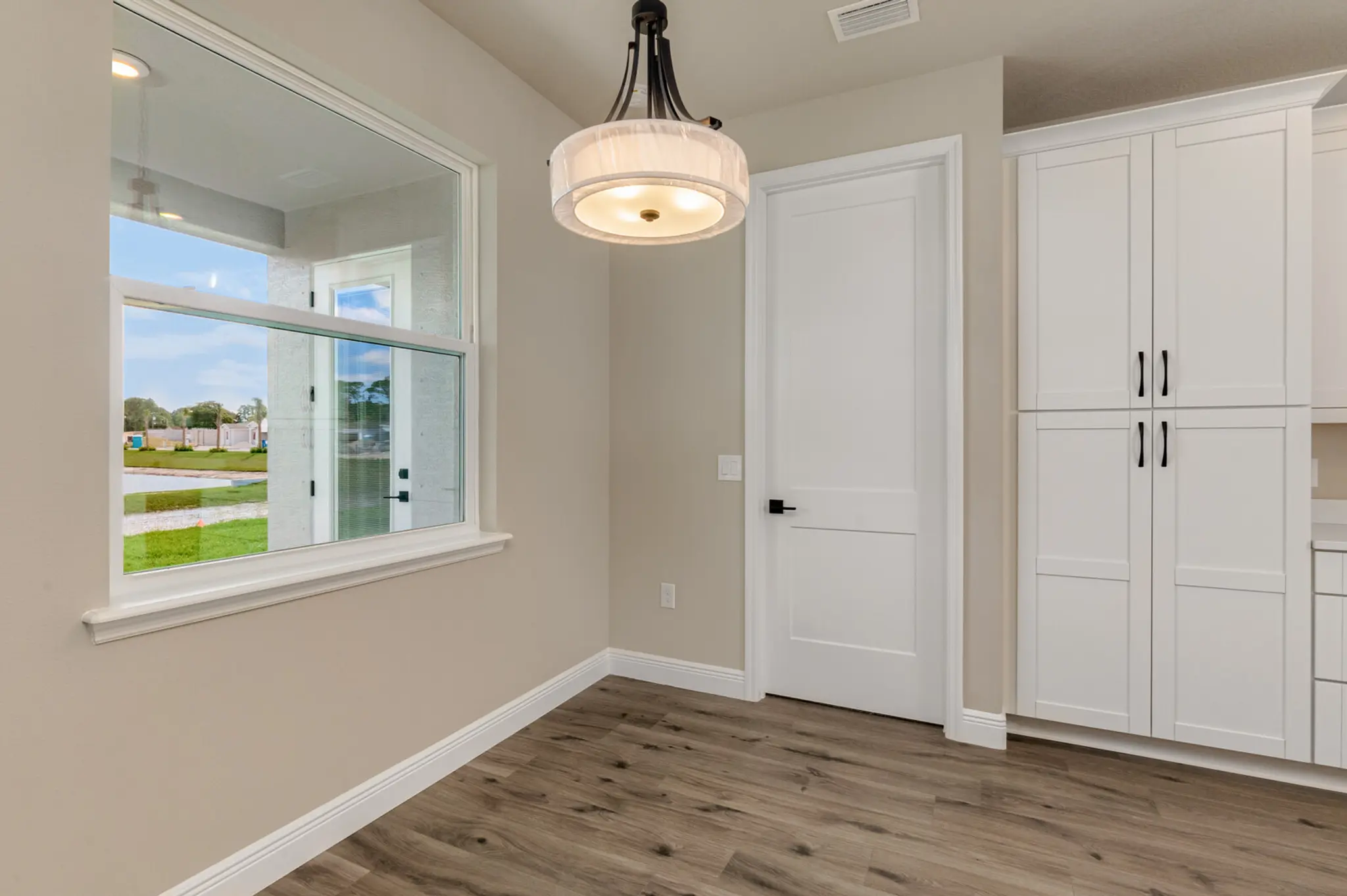 Batavia Two Car - Interior Photo 16