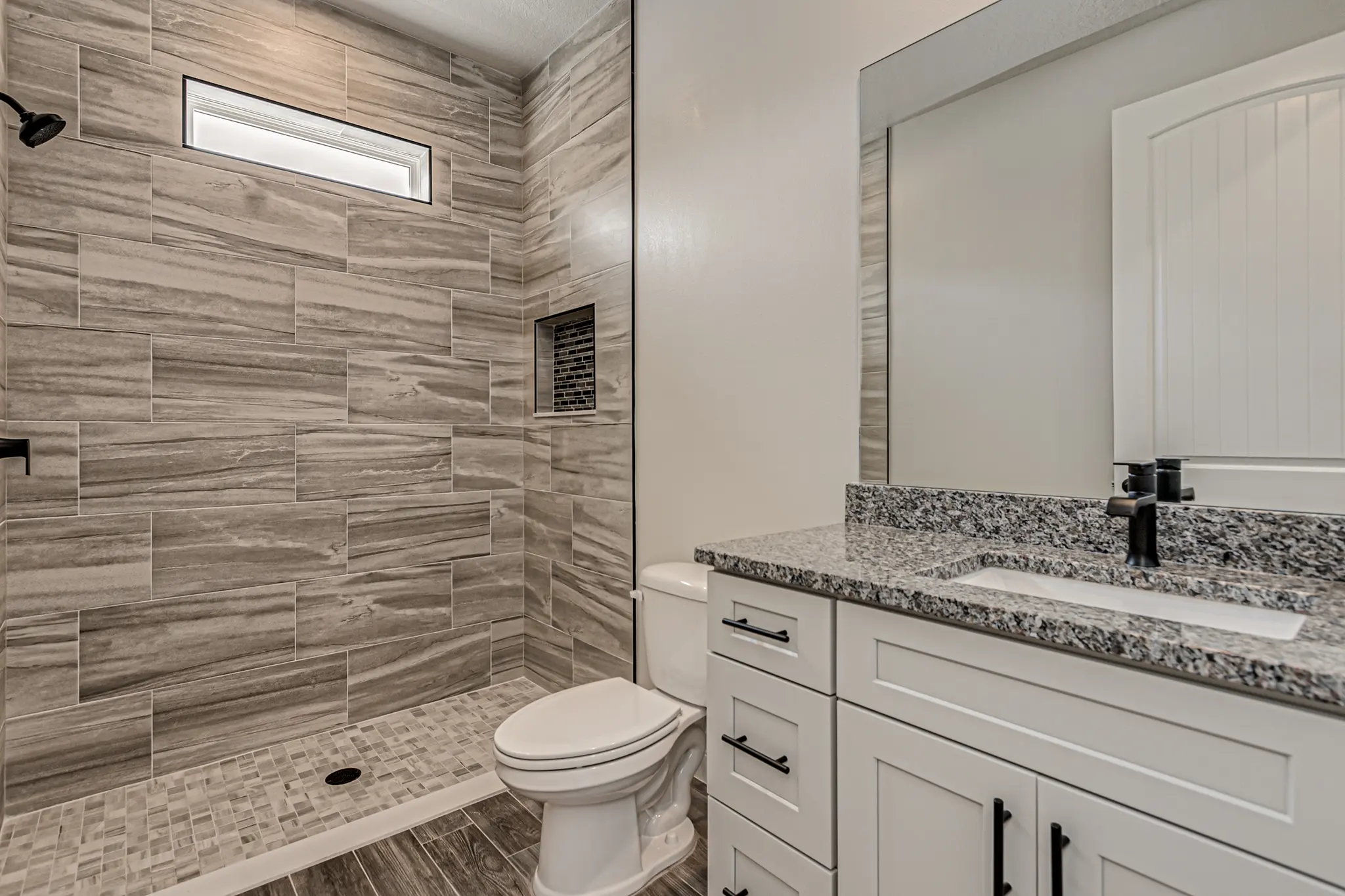 Lorraine - Interior Photo 8