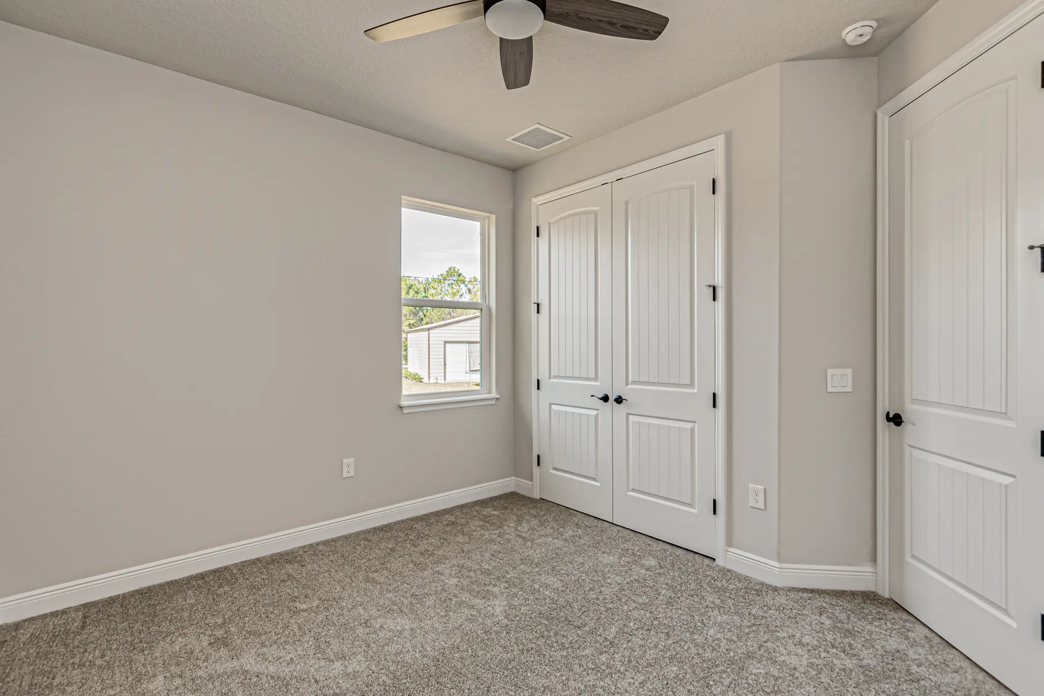 Lorraine - Interior Photo 4