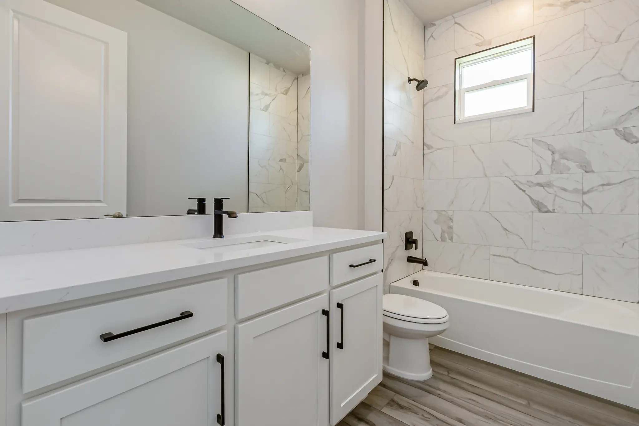 Lillian - Interior Photo 13