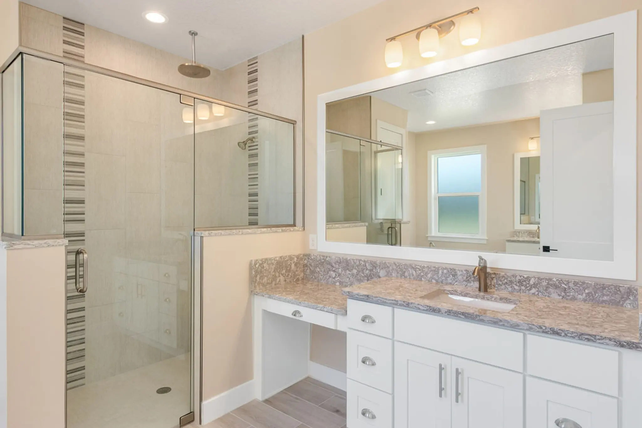 Arlington - Interior Photo 4