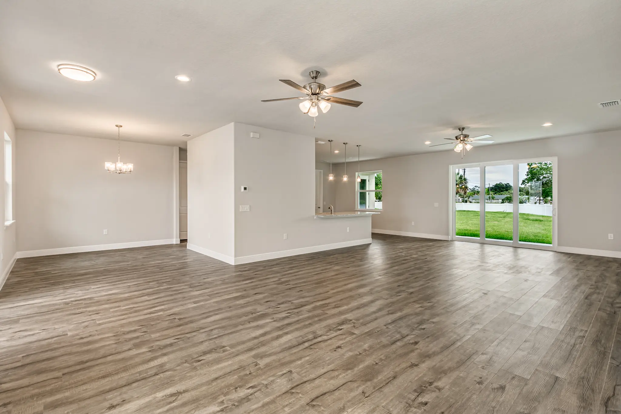 Batavia Three Car - Interior Photo 8