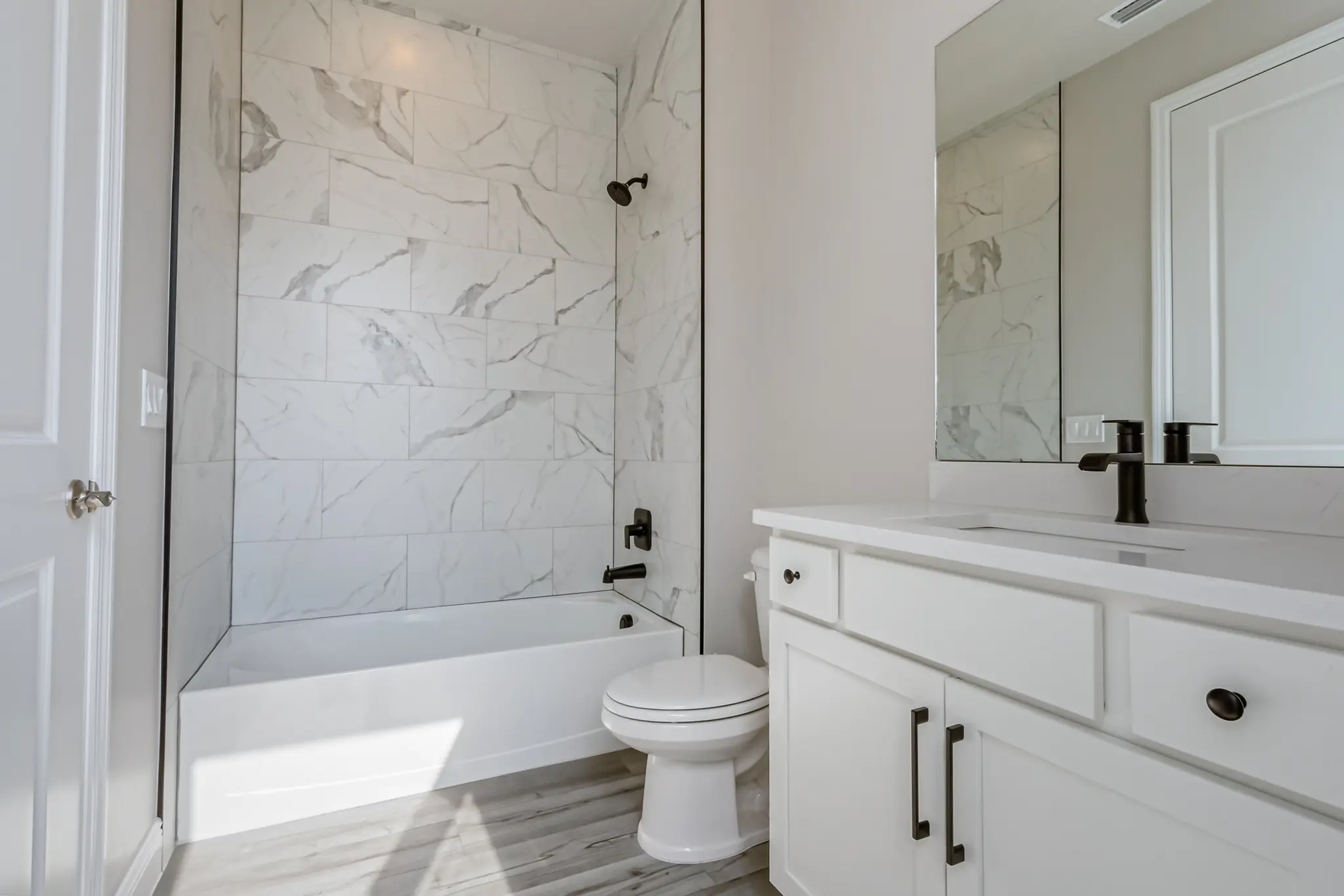 Lillian - Interior Photo 11