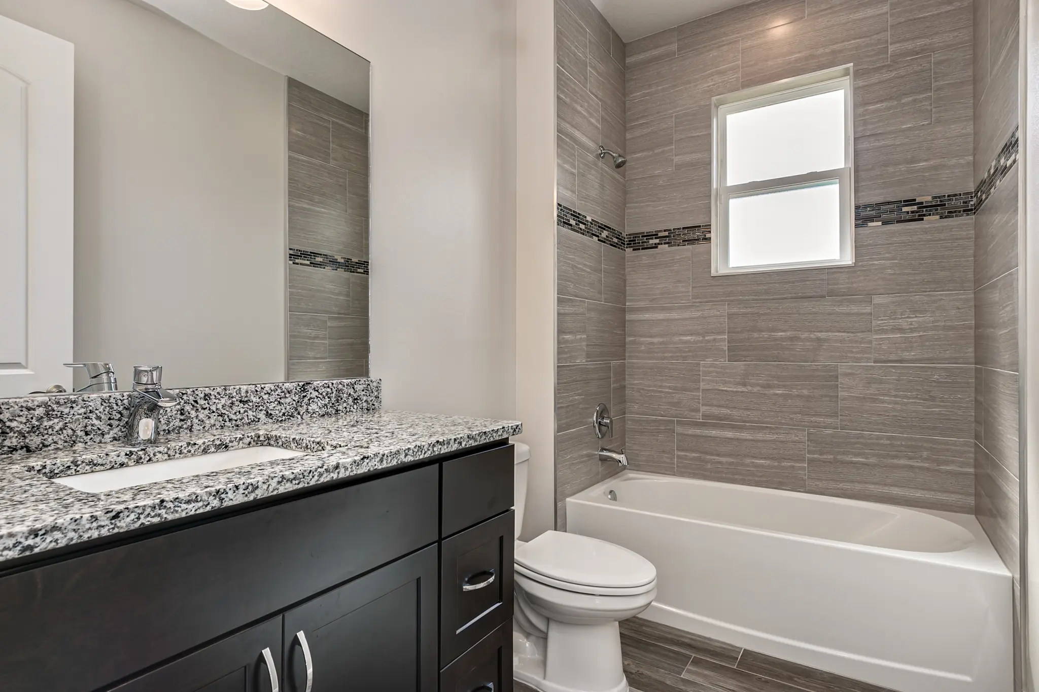 Lorraine - Interior Photo 13