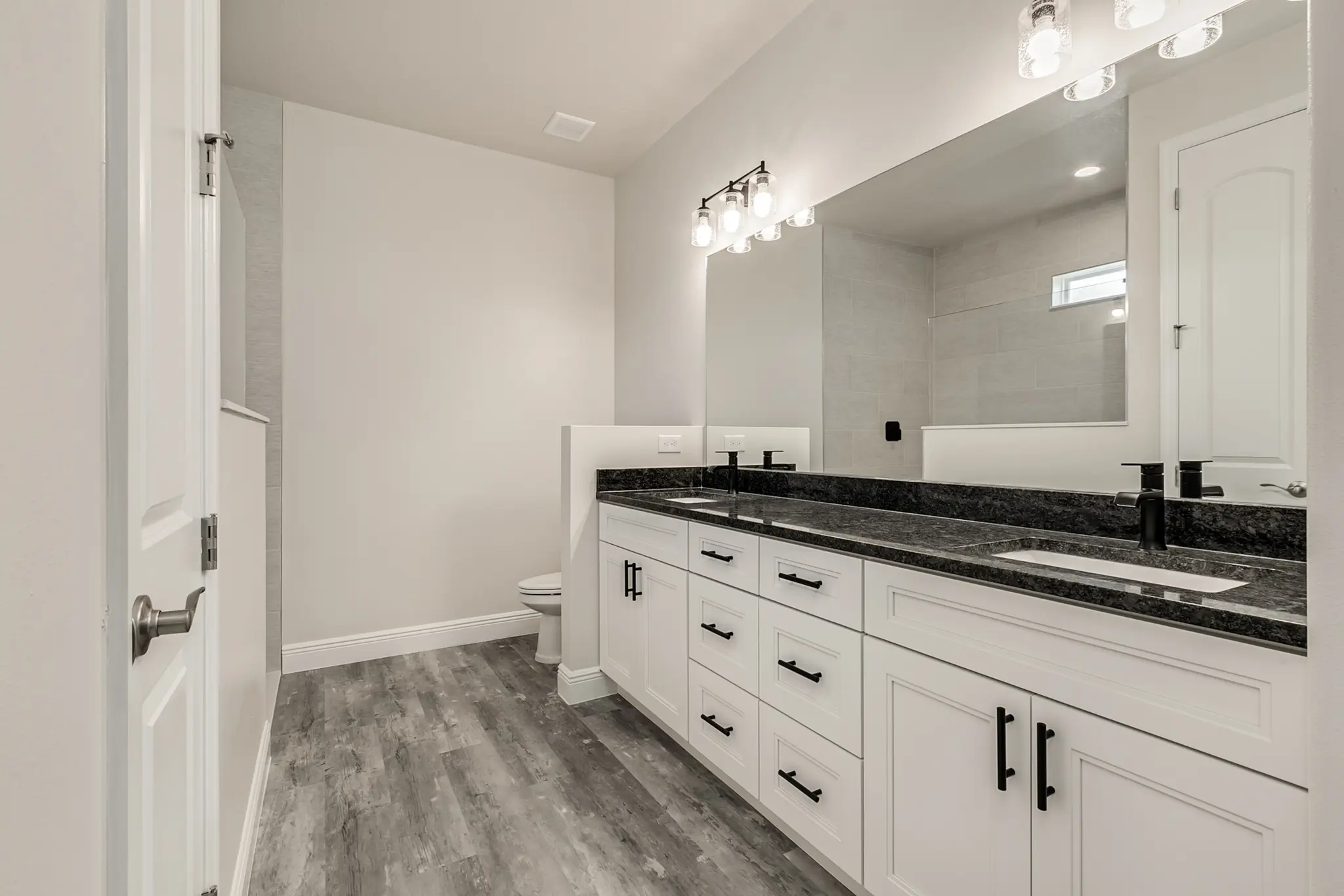 Batavia Two Car - Interior Photo 10