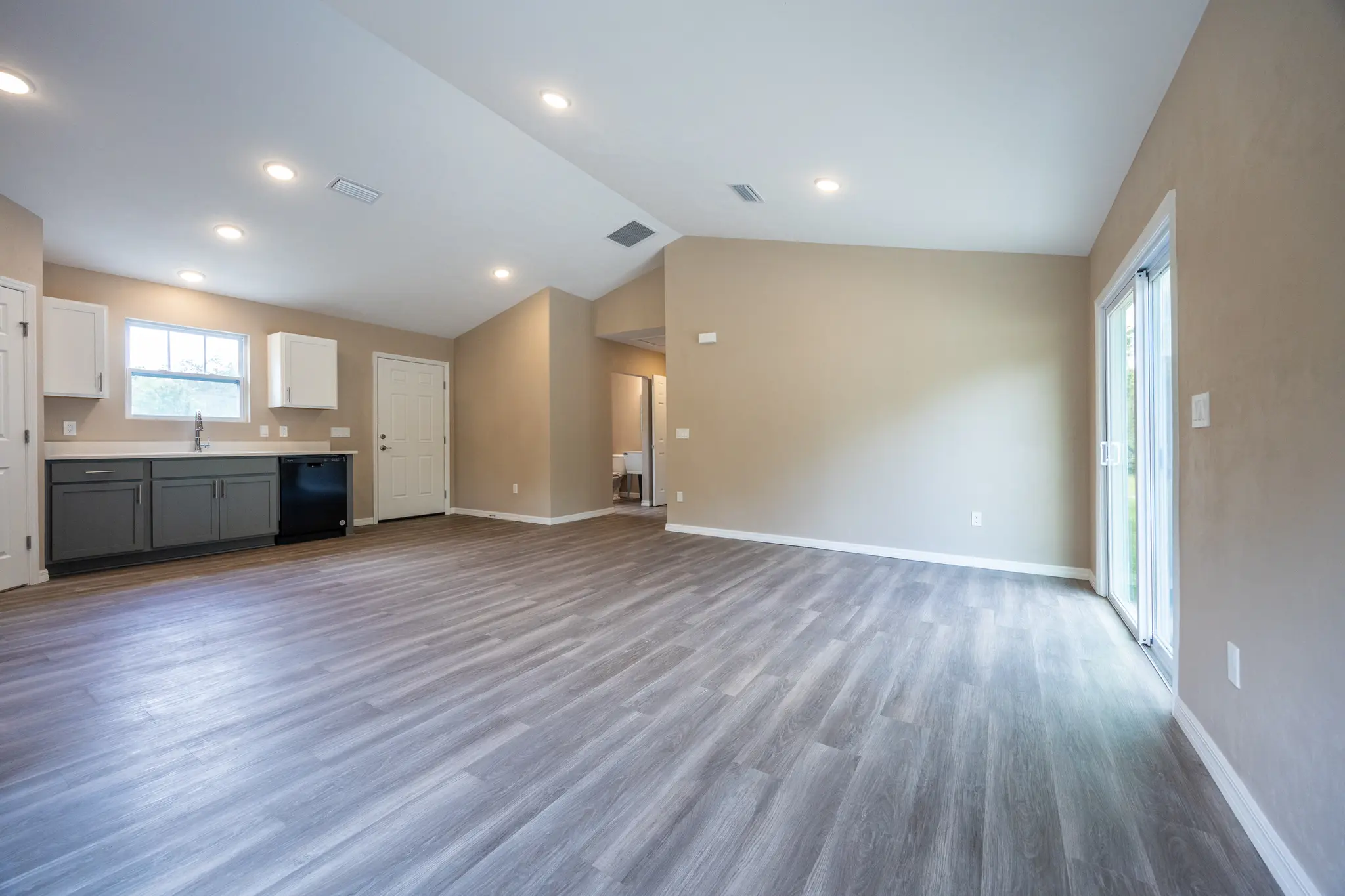 Suwannee - Interior Photo 3
