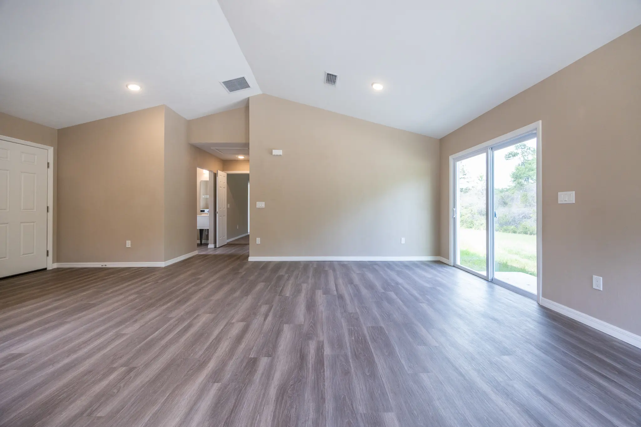 Suwannee - Interior Photo 7