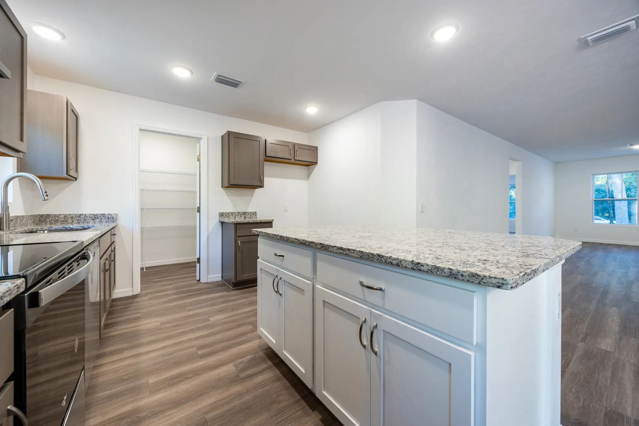 Litchfield - Interior Photo 15